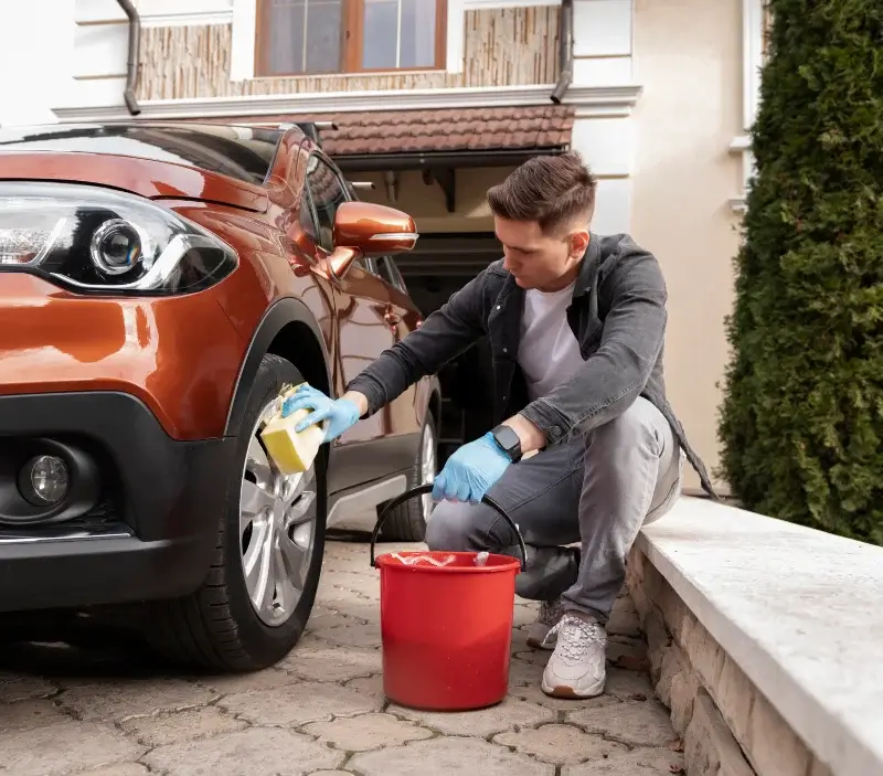 Lavage auto à domicile Jarnac-Champagne : professionnel intervenant sur un véhicule